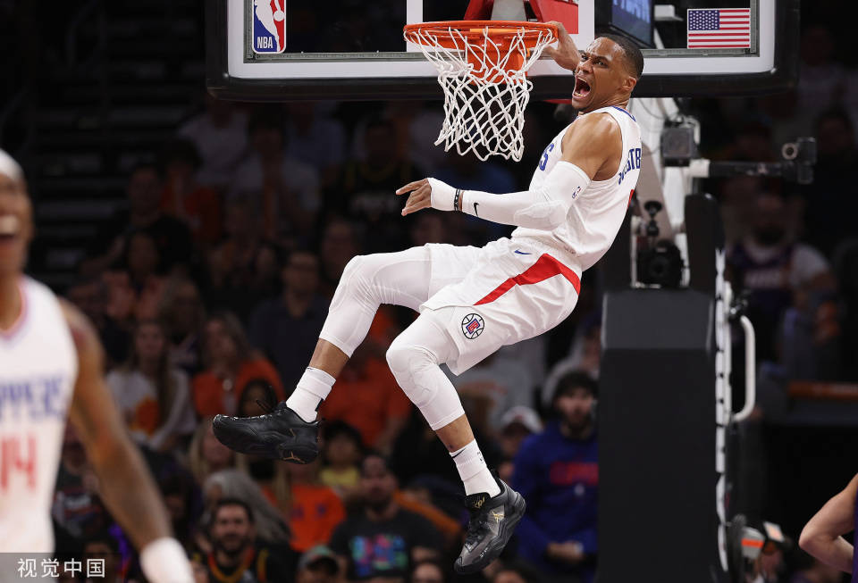 威少爆锤杜兰特哈登缺阵也创纪录无卡快船锁定季后赛