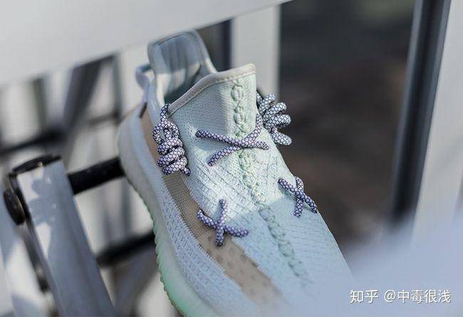 力,甚至影响了其他顶级潮品,比如全球爆火的椰子鞋,出现的"kaws 鞋带"