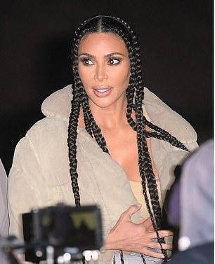 原创金卡戴珊又把人性感到了穿抹胸秀事业线配非洲辫更是狂野妩媚