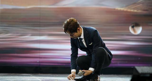 陈铎81岁坐金鹰节现场仍眼明心细对何炅做好事行为赞不绝口