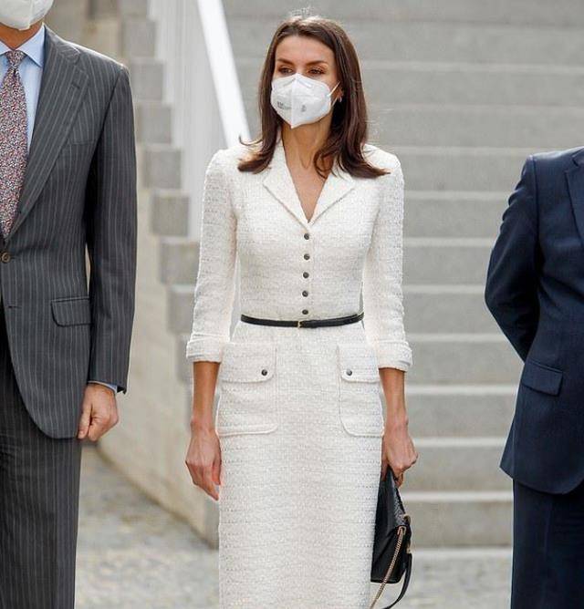 12年前莱蒂齐亚背影照一战成名蜂腰细腿比前超模布吕尼更完美