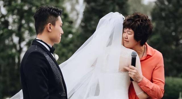 原创女排最美队长惠若琪退役后结婚生子北大博士老公还没她高