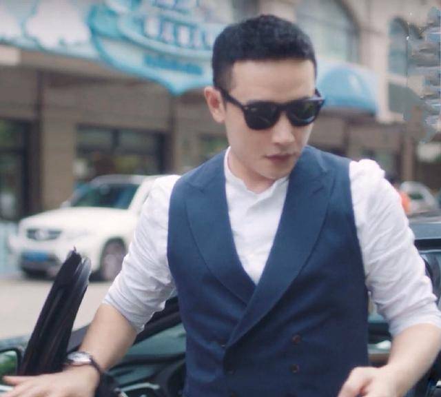 对于《完美关系》和《安家》这两部剧撞档播出,倒是不会存在流量问题