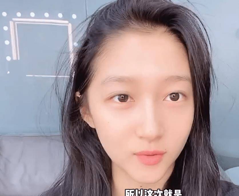 原创关晓彤素颜录视频怼脸拍不小心暴露真实颜值假发片更加抢眼