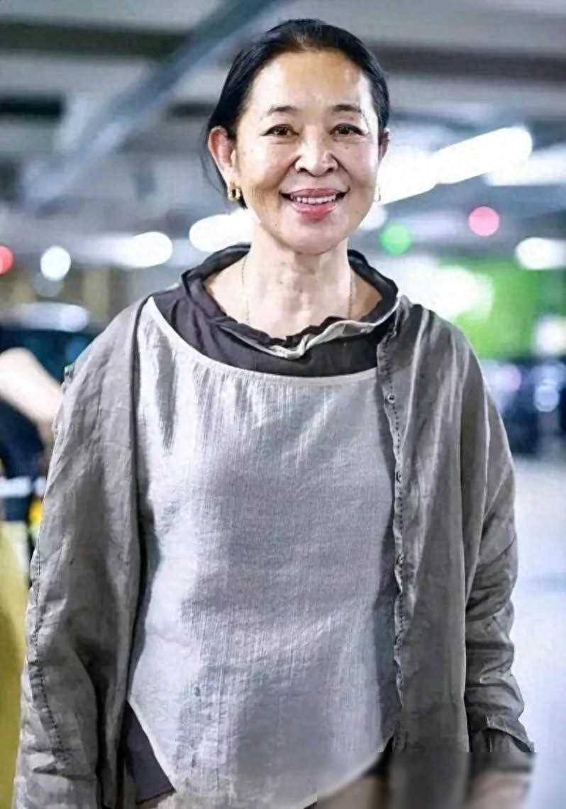 65岁倪萍医美后,罕见露面,气质依旧大方优雅,笑容亲和