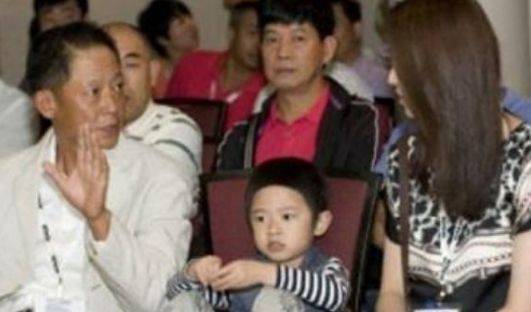 妈妈是亿万富翁,可他却长成"最丑星二代"_陈坚红_王志文_儿子