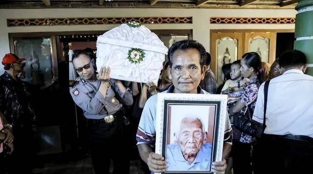 原创活了146岁印尼老人把4任妻子和儿女全熬死晚年最大心愿就是死