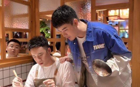 陈赫火锅店水泥掉下砸进锅内热油泼得到处都是对此你怎么看