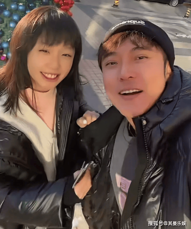 原创张丹峰晒一家三口彤彤被爸爸说皮肤黑当场生气洪欣则瘦削如纸