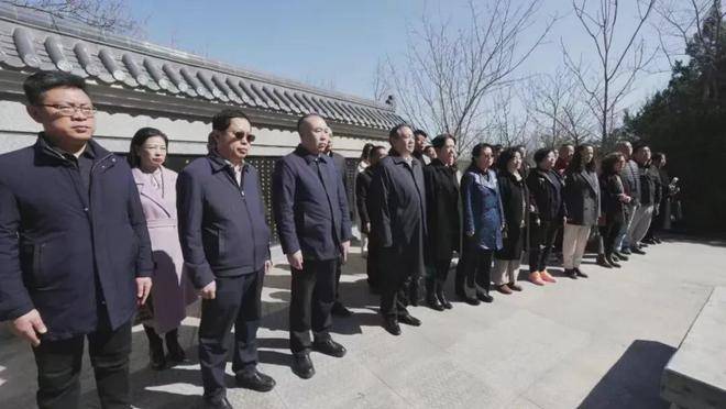 五地民革组织集体参观佟麟阁将军纪念馆佟麟阁长孙佟晓冬作讲解