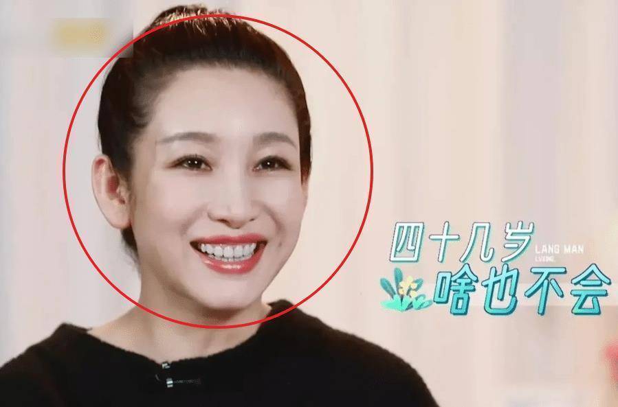 原创妻旅5秦海璐太会撒娇了王新军为其换鞋周围有一群柠檬精