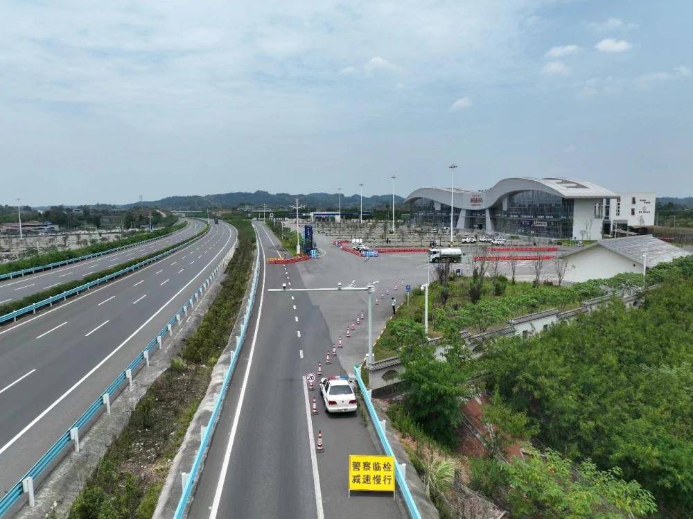 全路段进行区间测速,并在各点张贴标志牌;s4成宜照高速公路成