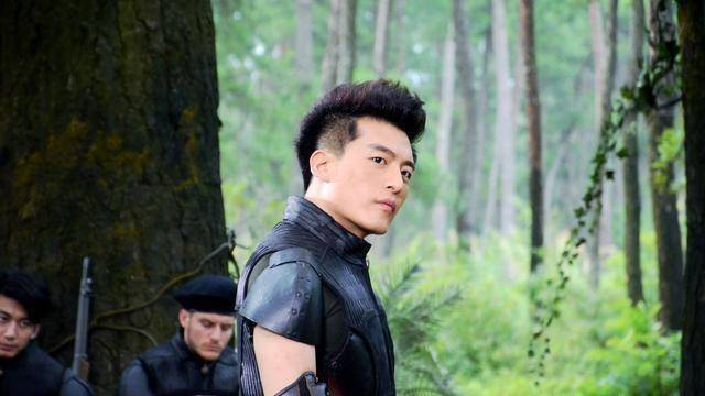 原创陈道明怒斥抗日剧女主军装短裙男主染发耳洞历史这么潮流