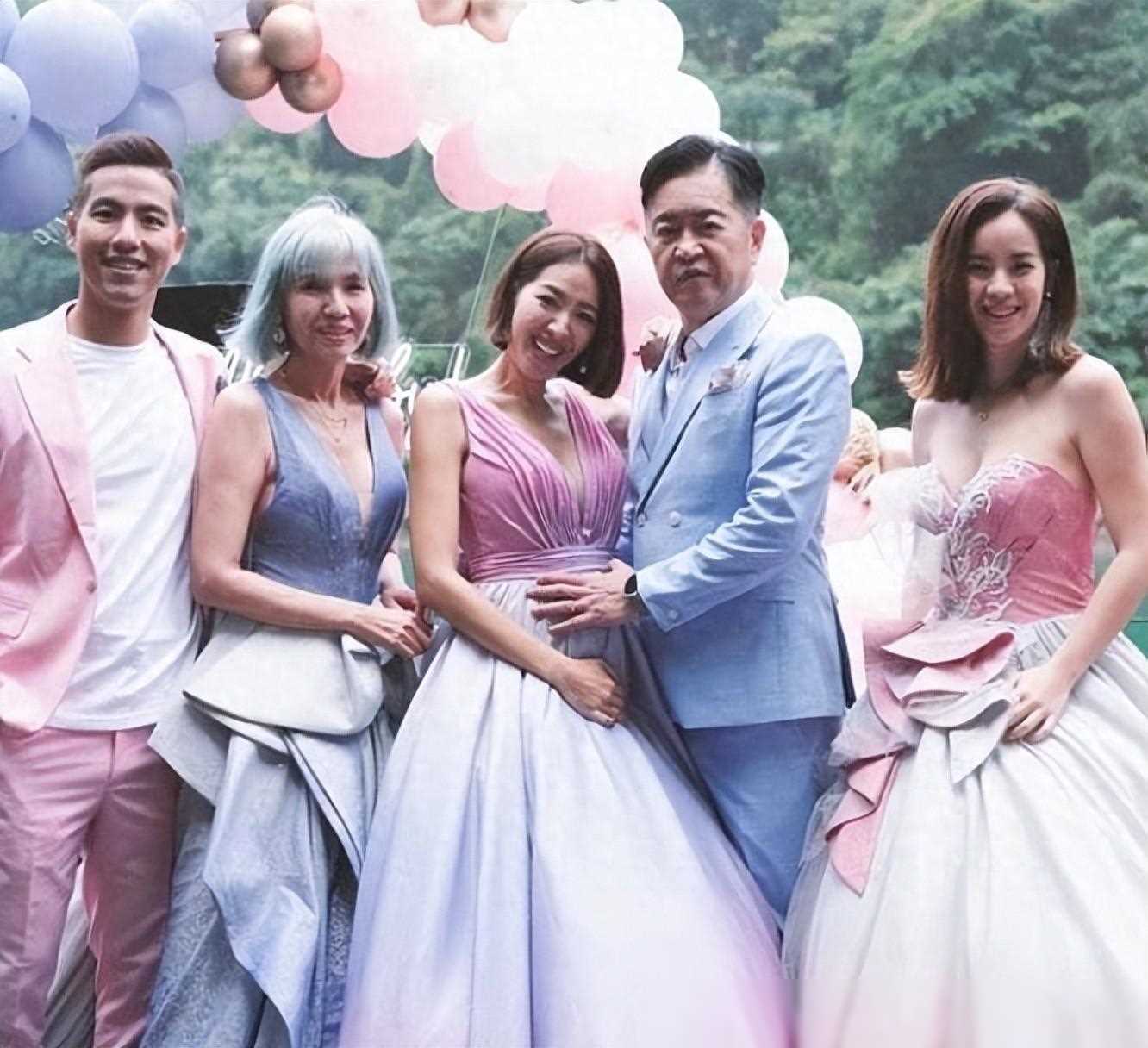 林志隆选择了与刘伊心相呼应的浅蓝色西装出席.