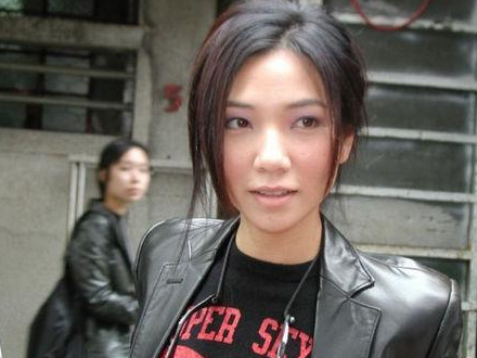 车婉婉,原名车沅沅,1974年生于美国,母亲为60年代粤语片演员车绮芬,在