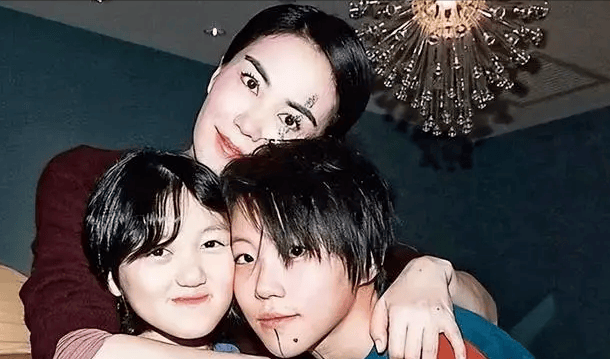 王菲花百万治疗女儿唇裂,但脸是越来越奇怪了!_李嫣_李亚鹏_故事