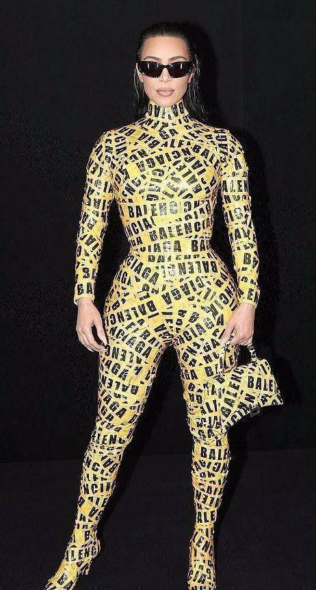 原创金卡戴珊助阵巴黎世家时装秀针织裙秀沙漏身材梳起背头似女王