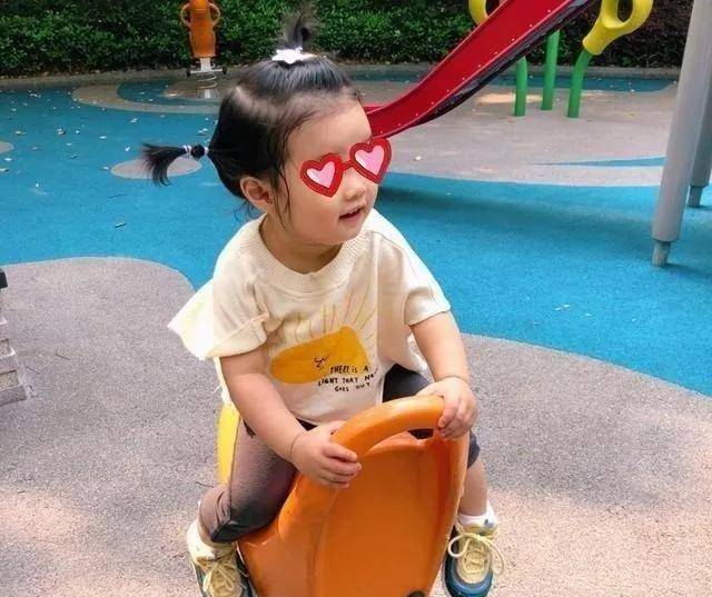 原创陈赫晒女儿小安安正脸照漂亮可爱网友说长得像爸爸