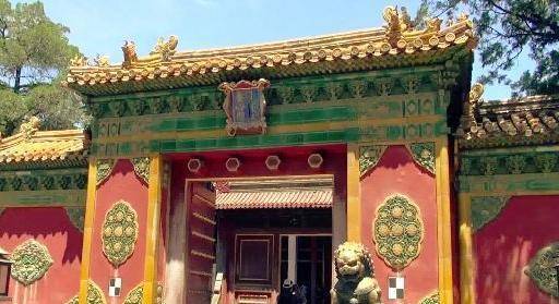 毓庆宫在乾清宫的东面,在斋宫与奉先殿之间,外形呈工字型,由穿廊连接