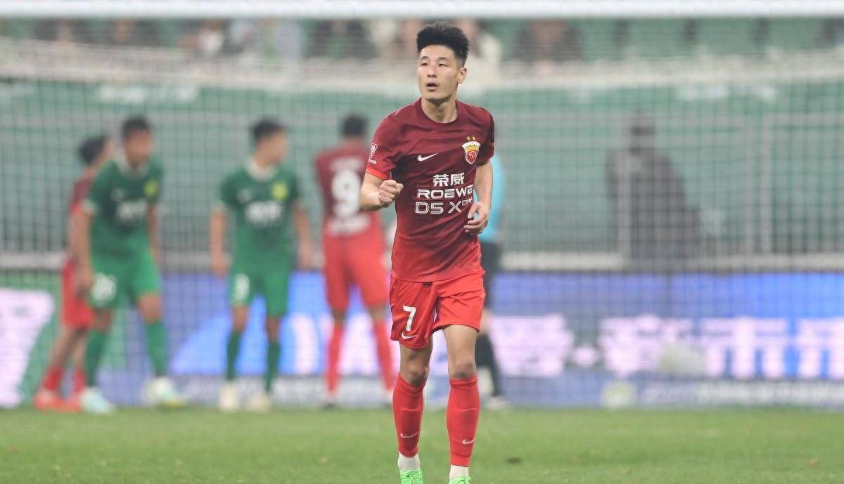 原创奥斯卡跪下擦亮武磊的运动鞋武磊似乎突然明白了过去5场比赛9个