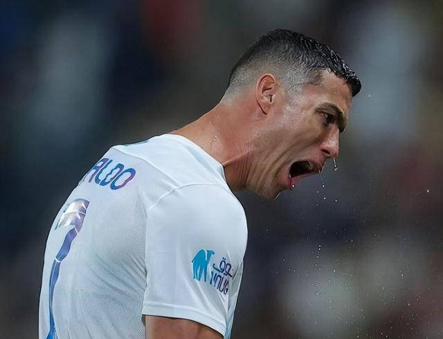 本泽马率队晋级决赛c罗遭遇失利与红牌