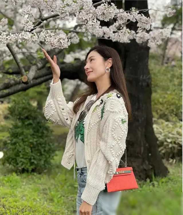 李嘉欣喜欢去日本旅行,曾与许晋亨和姐姐李嘉明一同现身日本,到当地