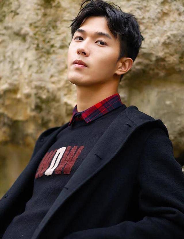 大长腿明星脸这位帅气的95后男模被说成是小李现我笑了