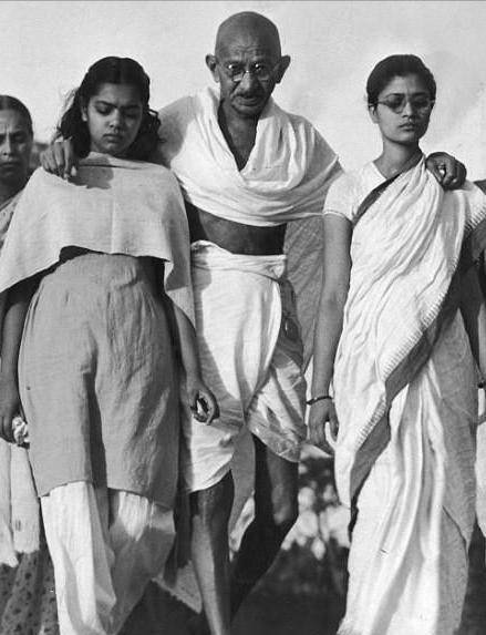 几年,每天陪伴在甘地身边的女孩,换成了他的侄孙女马努和侄媳妇阿芭拉