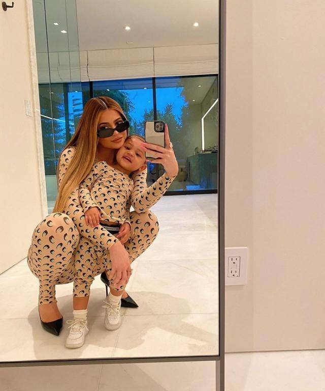 金小妹蹲地拍照鞋子不堪重负母女俩穿同款时尚衣像肉丸子