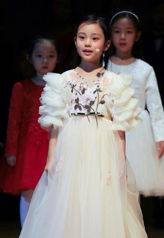 原创7岁甜馨长成大姑娘穿运动装陪妈妈跳舞健身这种乖巧让人心疼