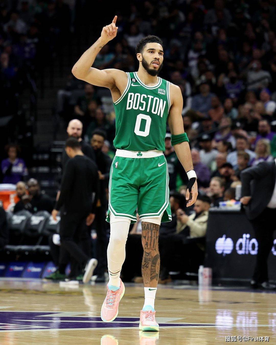 雄鹿遭重创!字母哥小腿拉伤!里弗斯变阵生效,贝弗利首发20 10_比赛_塔