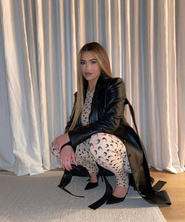 金小妹蹲地拍照鞋子不堪重负母女俩穿同款时尚衣像肉丸子