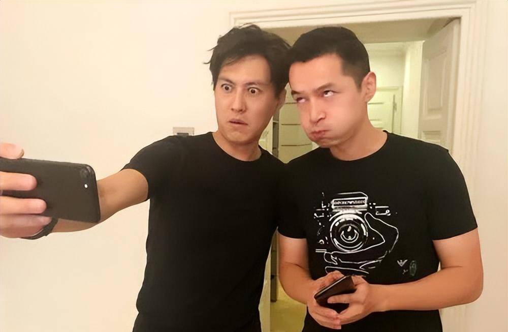 原创有一次靳东去胡歌的餐厅捧场点了5000元的菜品饭足后要走