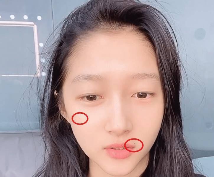 素颜下的关晓彤,皮肤状态看起来是很不错的,脸上的两颗痣都能够明显的