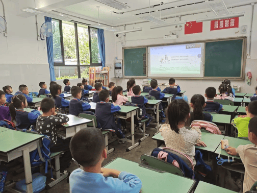 又逢清明时共筑中国魂成都站东小学开展清明节系列主题活动