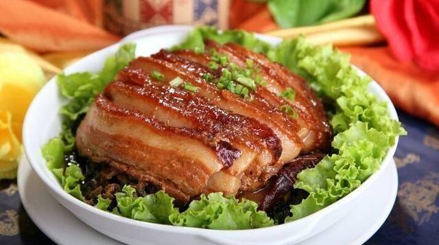原创梅菜扣肉是一道经典的粤菜以其鲜香美味受到食客的喜爱