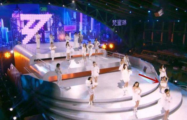 原创乘风破浪的姐姐初评级舞台谁注意吴昕的站位终于不是小透明了