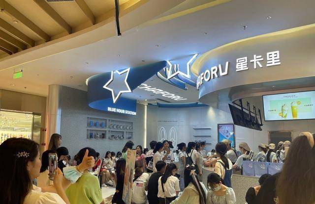 打卡王俊凯家奶茶店粉丝意外抓拍到凯爸看凯凯