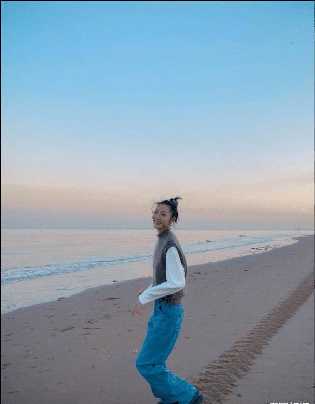 原创刘雯海边度假穿得好暖和穿皮靴水中踩像个大小孩超模身材抢镜