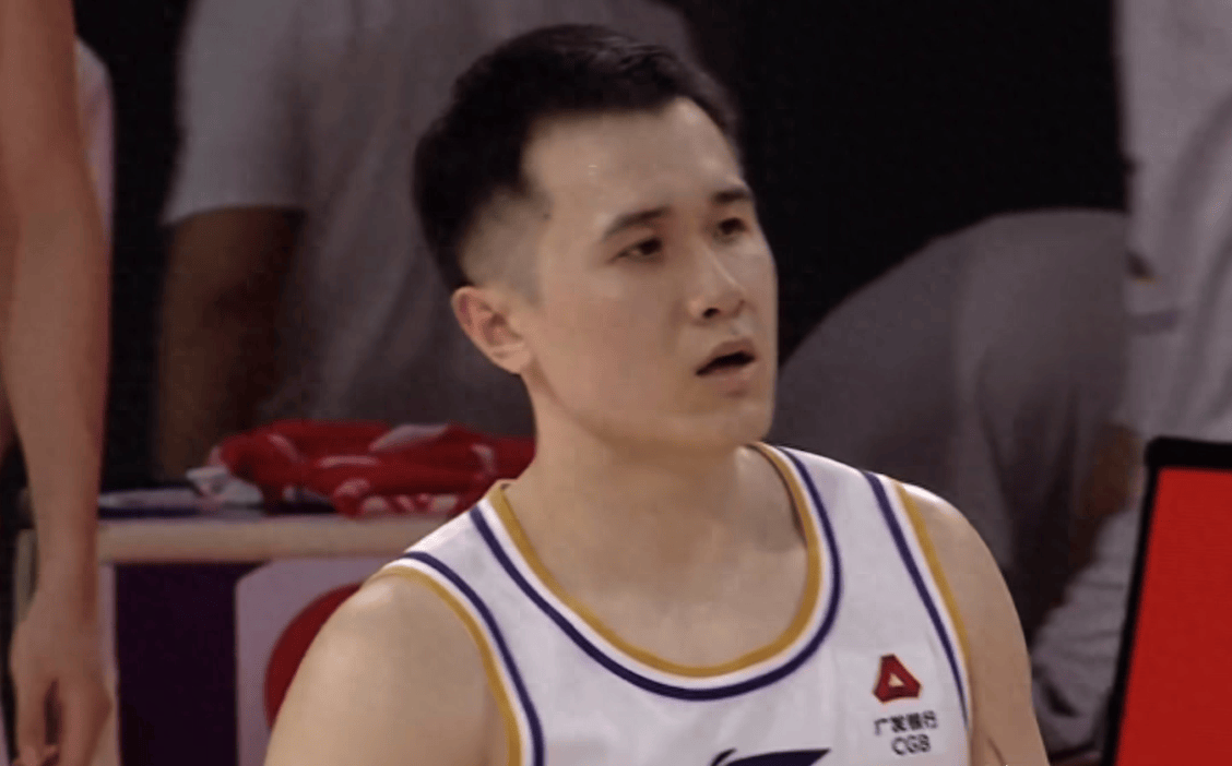 原创深圳g1险胜北控张帆失落费尔德抱住贺希宁萨林杰开心