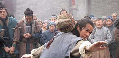 非常的碰巧,赵佶刚刚好在院子里蹴鞠,这个高俅就站在边上旁观.