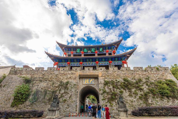 第一天,我们将从腾冲市区出发,乘坐旅游大巴前往和顺古镇.