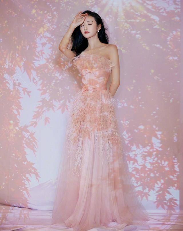 原创景甜出镜做甜品翻车却意外暴露真实身材大t盖不住的凹凸太撩