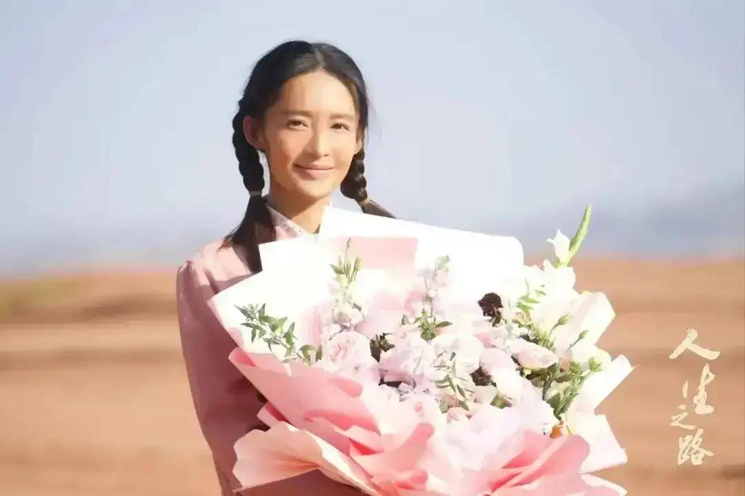 她这是《人生之路》中的农村姑娘吴巧珍,剧中的男搭档是准一线明星
