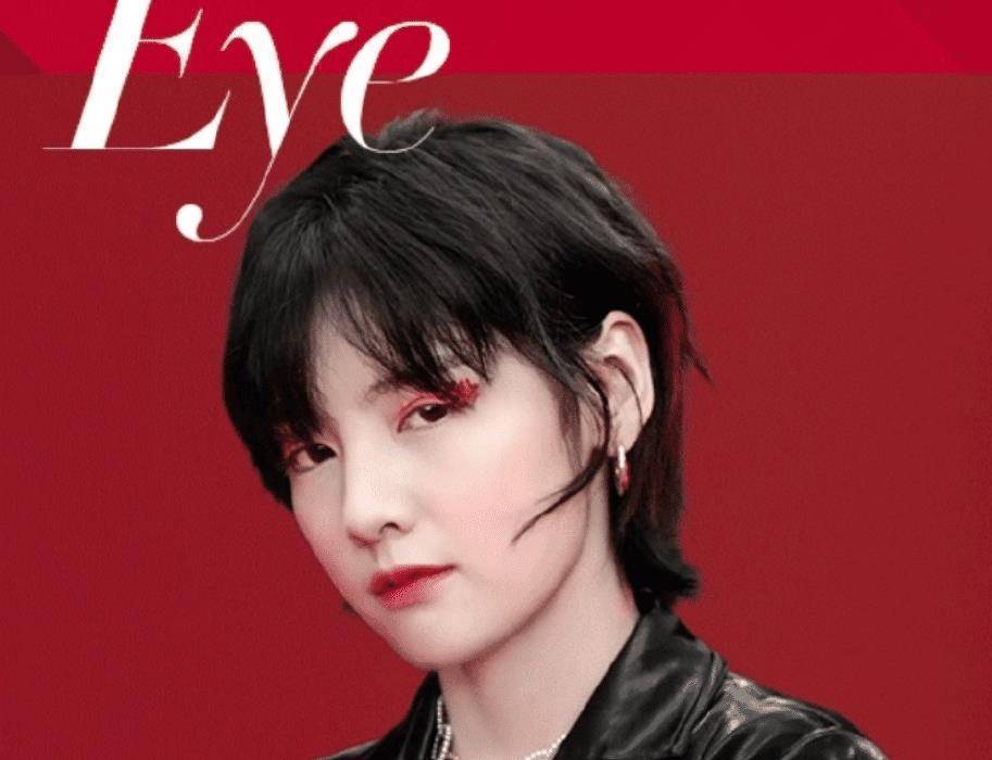 相信很多人看到希林的这一张截图,会被她脸上红色的眼影所吸引