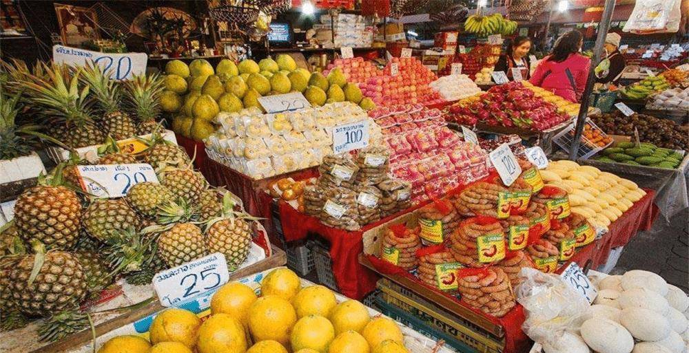 中国游客去泰国旅游看到水果摊的中文标语很生气直呼回国买