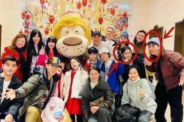 打破分手传言王大陆蔡卓宜机场现身情侣装又美又飒