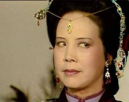 邢夫人:堂堂荣国府的长房夫人,管家权都没有,还有自尊吗?