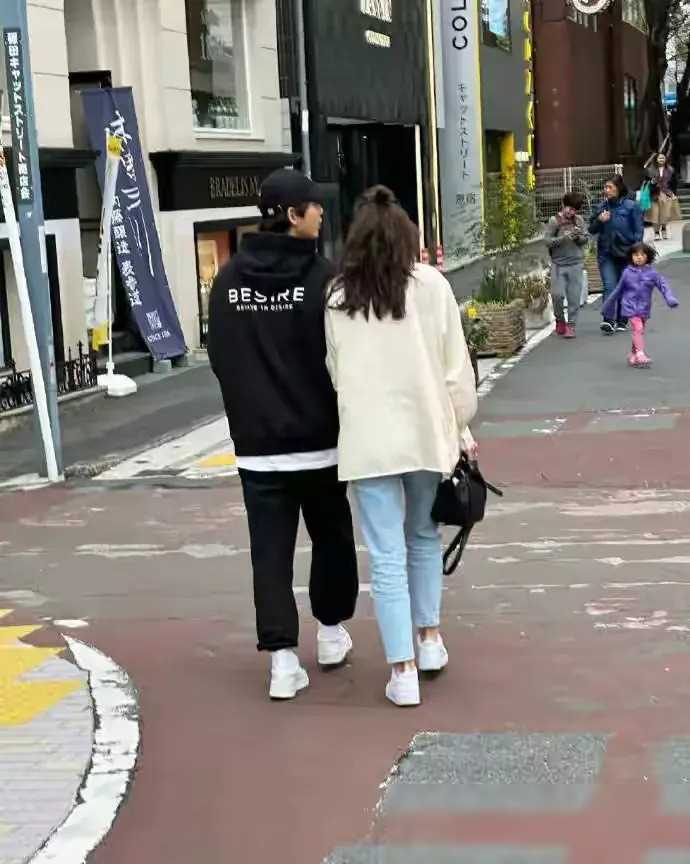 综上所述,虽然宋仲基因出演《太阳的后裔》而受到众多粉丝的喜爱,但他