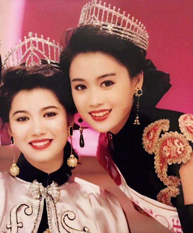 梁小冰是港姐出身,所以颜值自不必说,袁咏仪和她是同届港姐,那一年